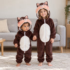 Combi pyjama écureuil enfant porté dans un intérieur chaleureux