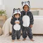 Kigurumi husky gris foncé bébé et enfant porté dans un intérieur chaleureux