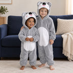 Pyjama une pièce koala gris enfant porté dans un intérieur chaleureux