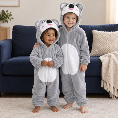 Pyjama une pièce koala gris enfant porté dans un intérieur chaleureux