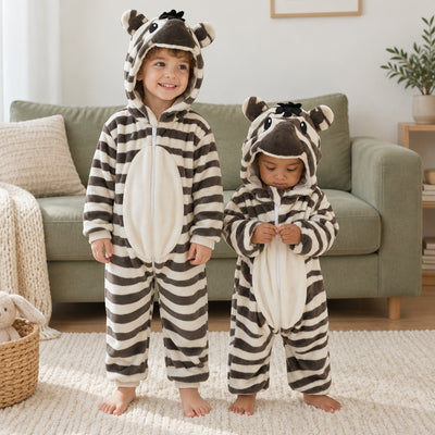 Combinaison pyjama zèbre rayé enfant porté dans un intérieur chaleureux