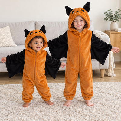 Combi pyjama chauve-souris enfant porté dans un intérieur chaleureux