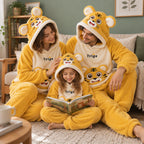 Famille portant Pyjama pilou pilou tigre doux à capuche famille