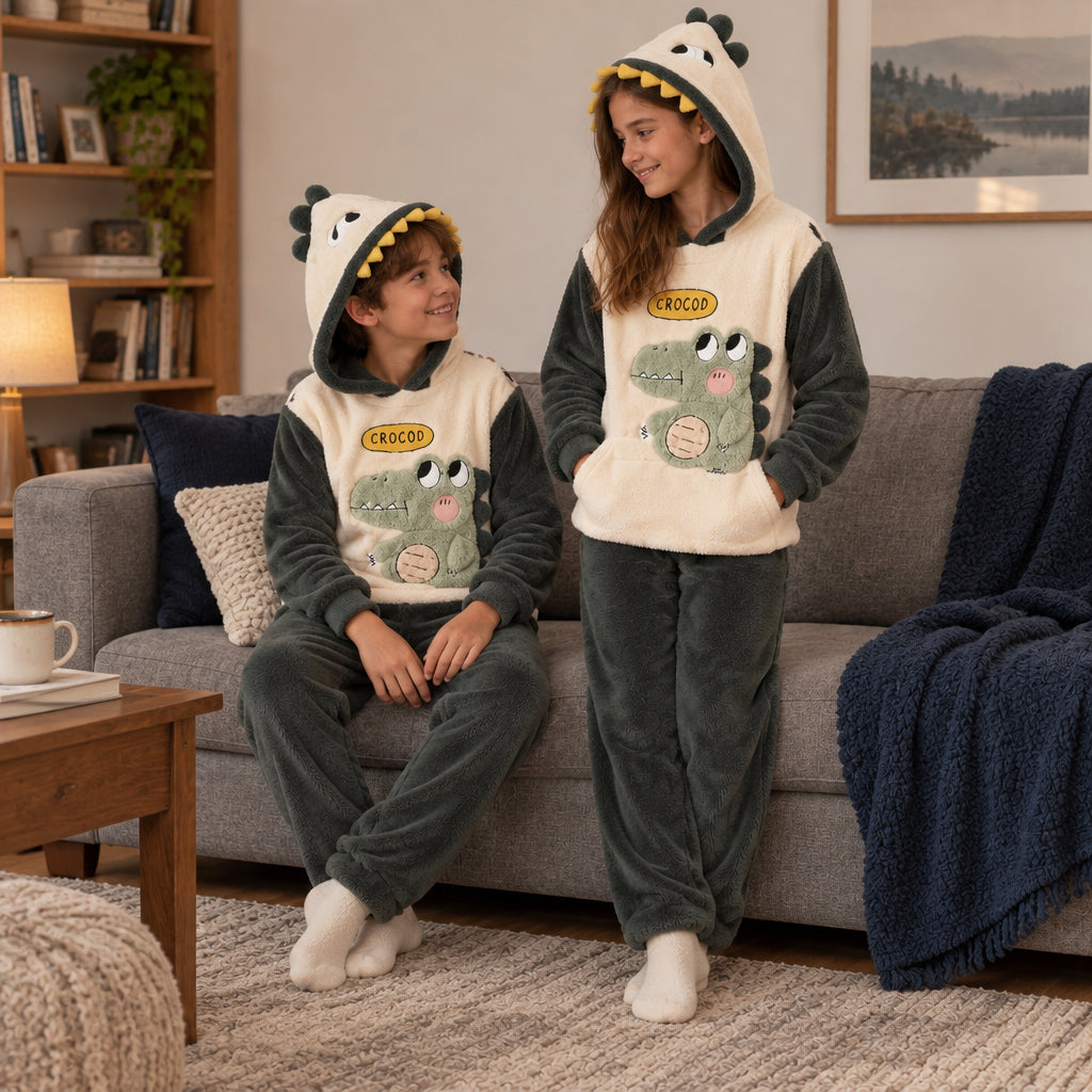 Enfants portant Pyjama pilou pilou dinosaure doux à capuche