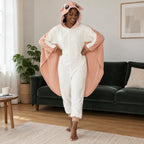 Pyjama costume écureuil volant rose adulte porté de face dans un intérieur chaleureux