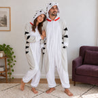 Pyjama costume tigre gris adulte porté de face dans un intérieur chaleureux