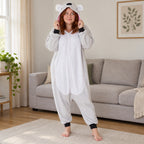 Kigurumi koala gris adulte porté de face dans un intérieur chaleureux