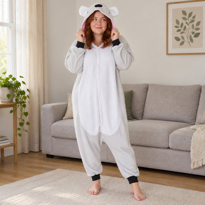 Kigurumi koala gris adulte porté de face dans un intérieur chaleureux