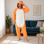Pyjama une pièce dragon orange adulte porté de face dans un intérieur chaleureux