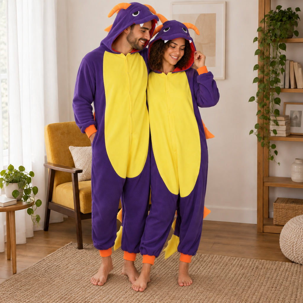 Kigurumi dragon violet adulte porté de face dans un intérieur chaleureux