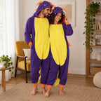 Kigurumi dragon violet adulte porté de face dans un intérieur chaleureux