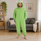 Combinaison pyjama monstre vert à un œil adulte porté de face dans un intérieur chaleureux
