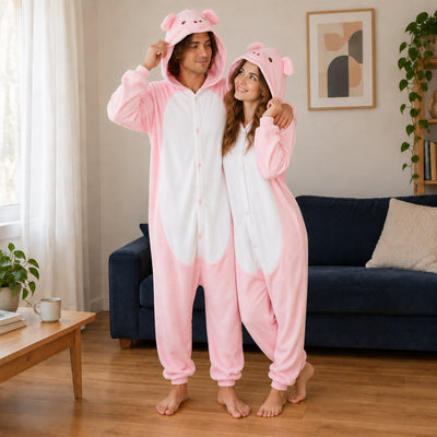Pyjama costume cochon rose adulte porté de face dans un intérieur chaleureux