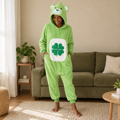 Pyjama costume ours vert au trèfle adulte porté de face dans un intérieur chaleureux