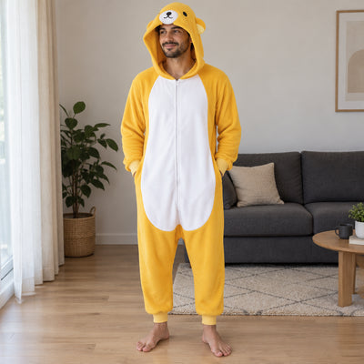 Combinaison pyjama chien jaune adulte porté de face dans un intérieur chaleureux