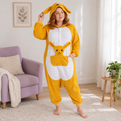 Kigurumi kangourou jaune adulte porté de face dans un intérieur chaleureux