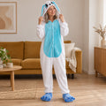 Kigurumi lapin bleu et clair adulte porté de face dans un intérieur chaleureux
