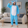 Kigurumi lapin bleu adulte en polaire porté de face dans un intérieur chaleureux