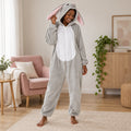 Combinaison pyjama lapin gris adulte porté de face dans un intérieur chaleureux