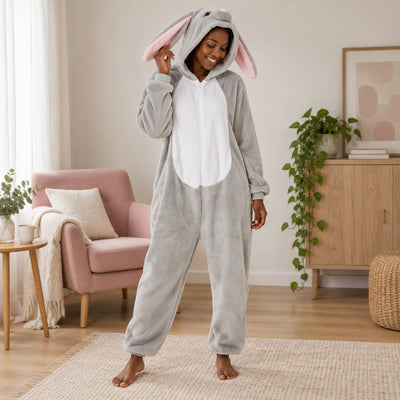 Combinaison pyjama lapin gris adulte porté de face dans un intérieur chaleureux