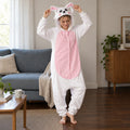 Kigurumi lapin rose à ventre clair adulte porté de face dans un intérieur chaleureux