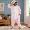 Combinaison pyjama lapin rose adulte en polaire porté de face dans un intérieur chaleureux