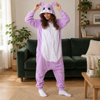 Kigurumi lapin violet adulte porté de face dans un intérieur chaleureux