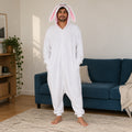 Combinaison pyjama lapin blanc adulte porté de face dans un intérieur chaleureux
