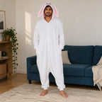 Combinaison pyjama lapin blanc adulte porté de face dans un intérieur chaleureux