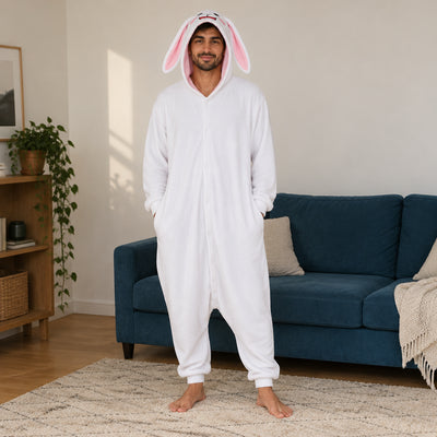 Combinaison pyjama lapin blanc adulte porté de face dans un intérieur chaleureux