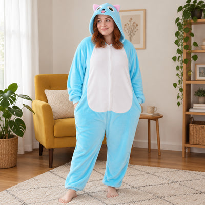 Kigurumi chat bleu adulte en flanelle porté de face dans un intérieur chaleureux