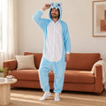 Combinaison pyjama hippopotame bleu adulte en flanelle porté de face dans un intérieur chaleureux