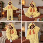 Pyjama une pièce poussin jaune tout doux — quatre poses à la maison