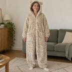 Combinaison pyjama femme imprimé léopard — vue de face portée